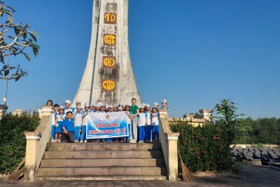 LĐ Trường TH Tinh Minh phối hợp cùng hội đồng đội xã dọn vệ sinh, viếng hương nghĩa trang liệt sĩ .